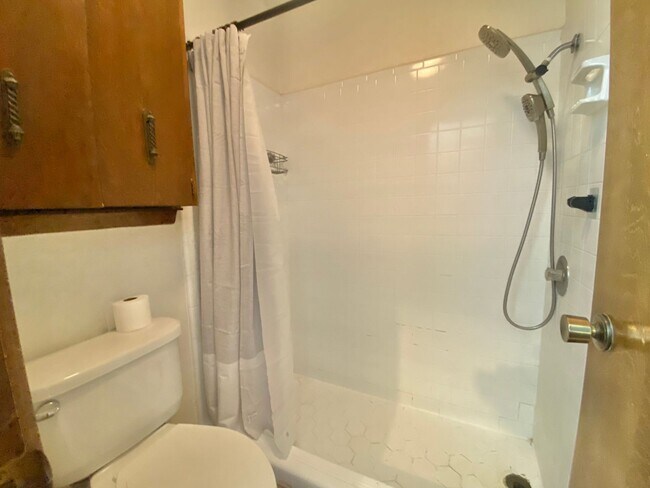 Building Photo - Pre leasing now for 4/01 move in.