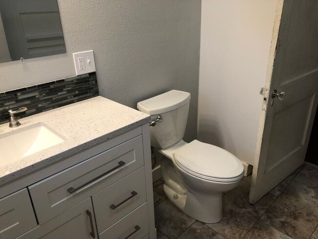 Building Photo - Large 4 bed/2 bath Farm House on River Rd. MOVE IN SPECIAL!