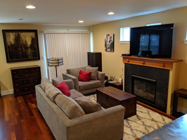 Building Photo - Ballard Townhouse