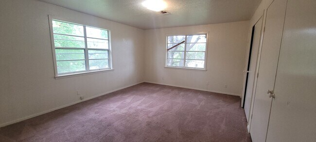 Building Photo - Huge 3 bedroom/1 bath upstairs apartment with Water, Gas Range and Refrigerator!