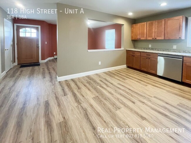 Building Photo - 1st Floor- 3 BR/1 BA- Newly Renovated Apar...