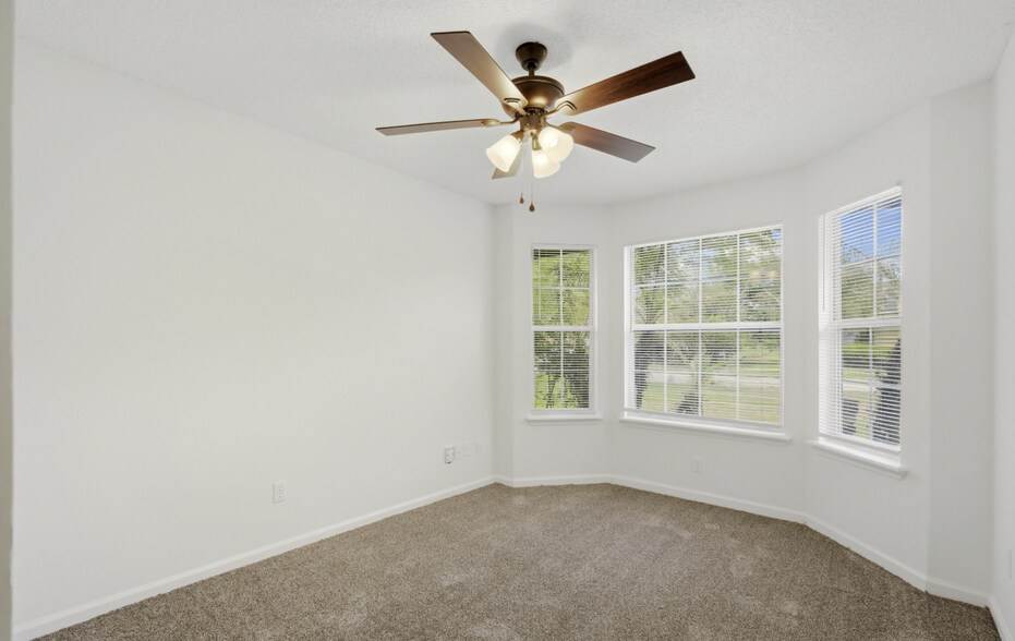 Building Photo - 2162 Saint Martins Dr E