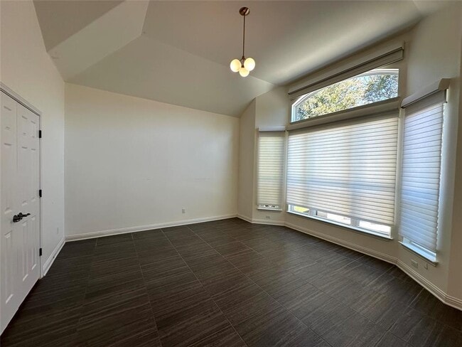 Building Photo - 615 Spanish Mustang Dr