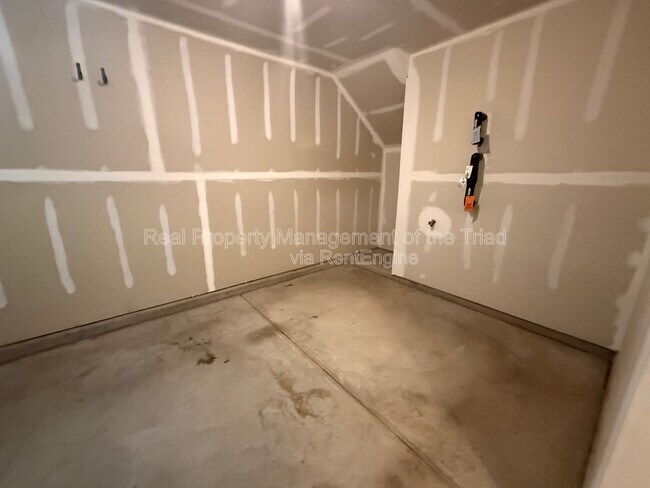 Building Photo - 886 Falls Grove Trl