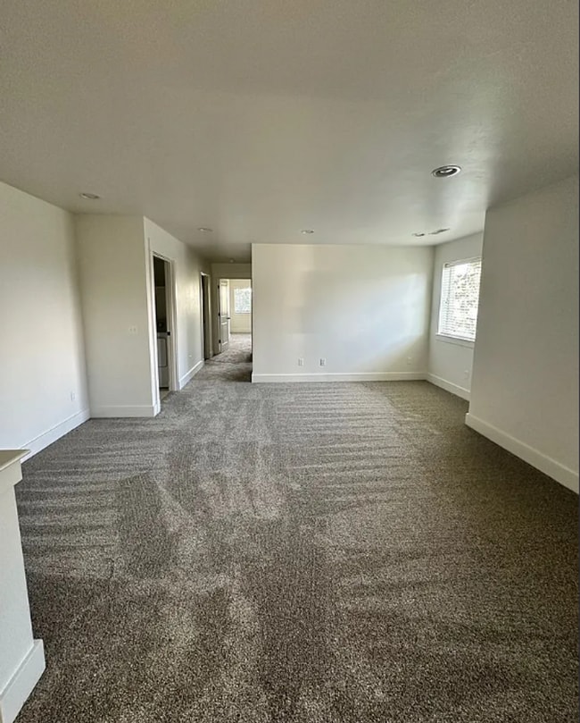 Building Photo - 4 Bedroom Townhome for Rent in Bozeman