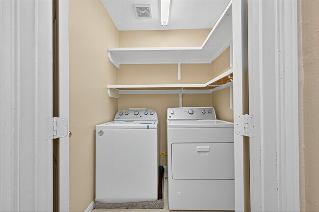 Building Photo - 647 Hollandbridge Ln