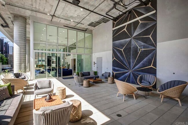 Building Photo - 5750 Hollywood Blvd