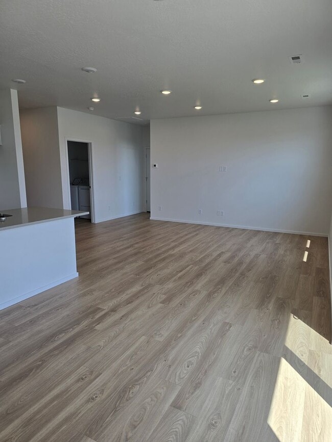 Building Photo - 5190 E Dorado Ave