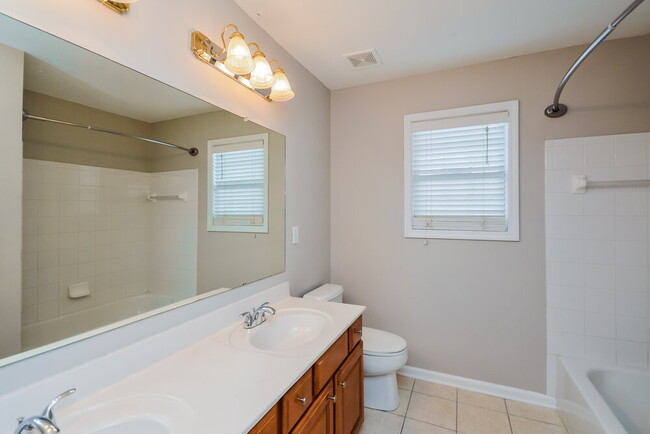 Building Photo - 2408 Hyde Park Ct