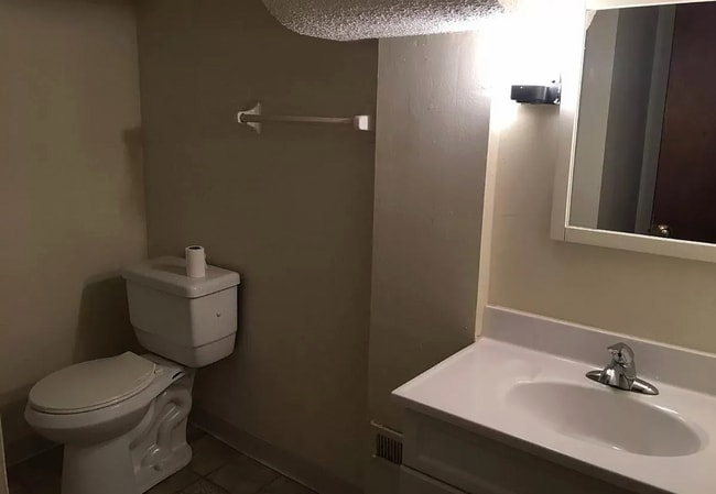 Building Photo - 6050 Wentworth Ave