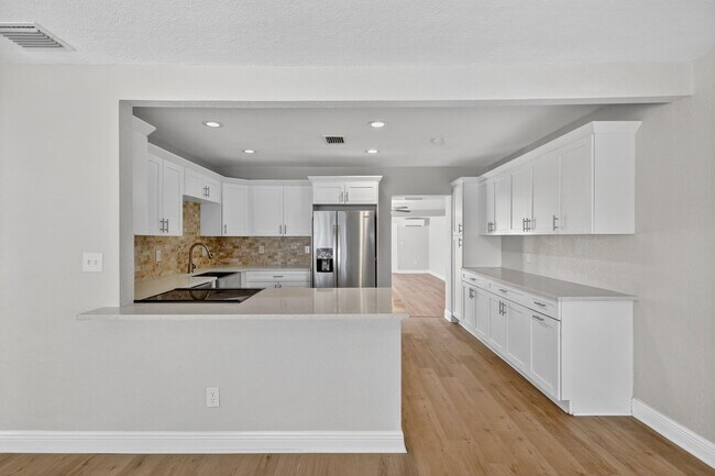 Building Photo - 541 40th Ave NE