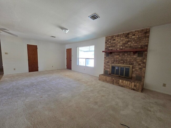 Building Photo - 704 Arrow Ln