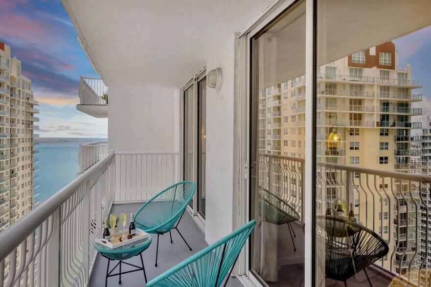 Building Photo - 1200 Brickell Bay Dr