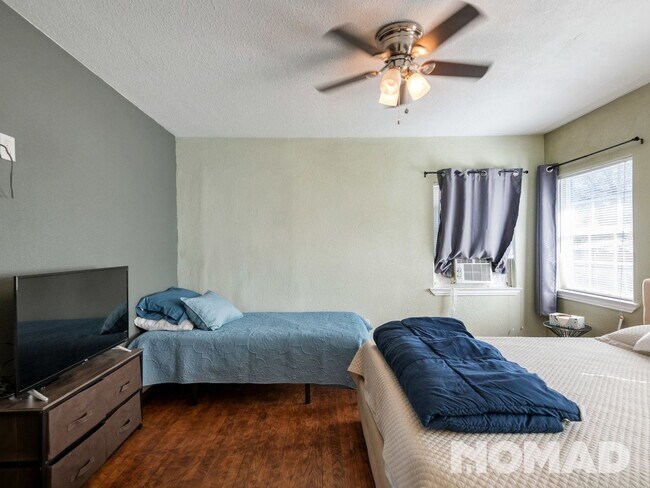 Building Photo - 1 bedroom renovated duplex