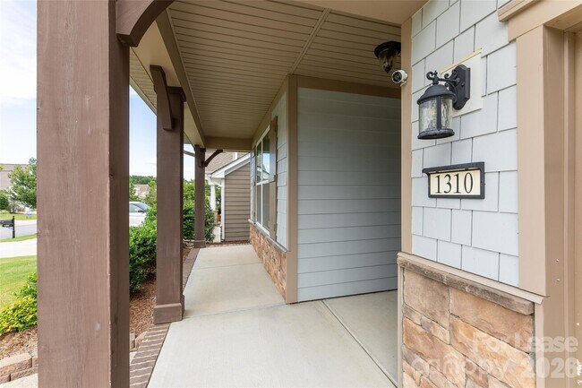Building Photo - 1310 Middlecrest Dr NW