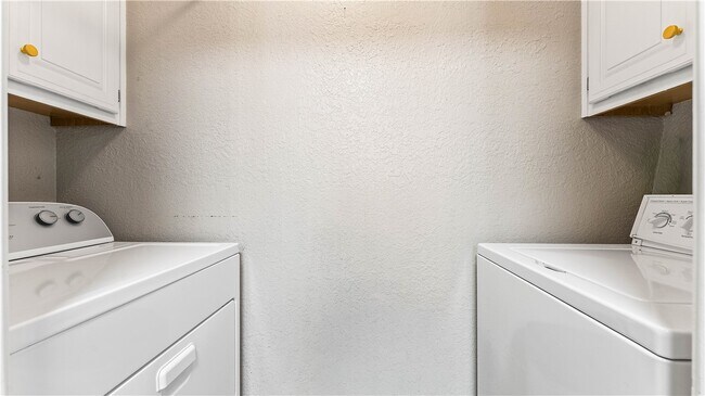 Building Photo - 2 S Prairie Dunes Dr