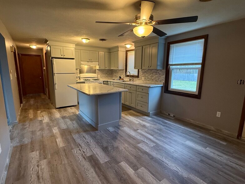 Primary Photo - 388 Newcomb Rd