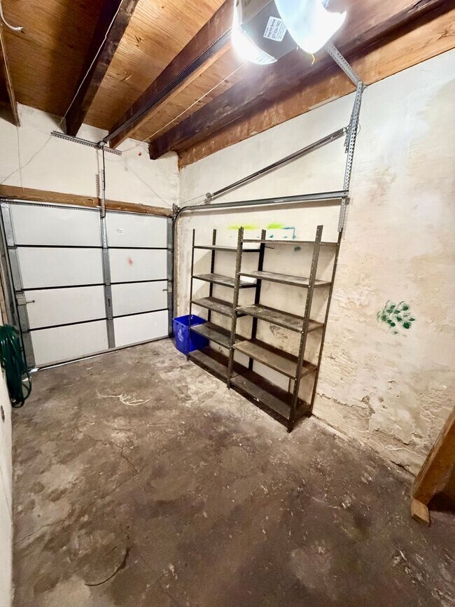 Building Photo - 3 bed 2.5 bath in Port Richmond with Garag...