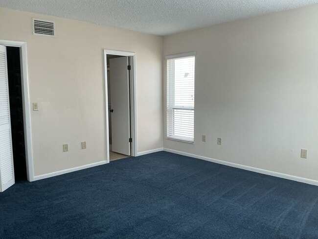 Building Photo - Lakeview Condo Available | Directly Across from Lake Hollingsworth