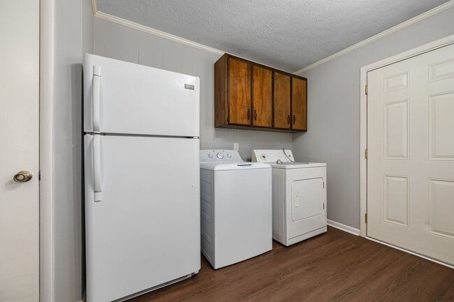 Building Photo - 2 Bedroom 1 Bath located on Veterans Parkw...