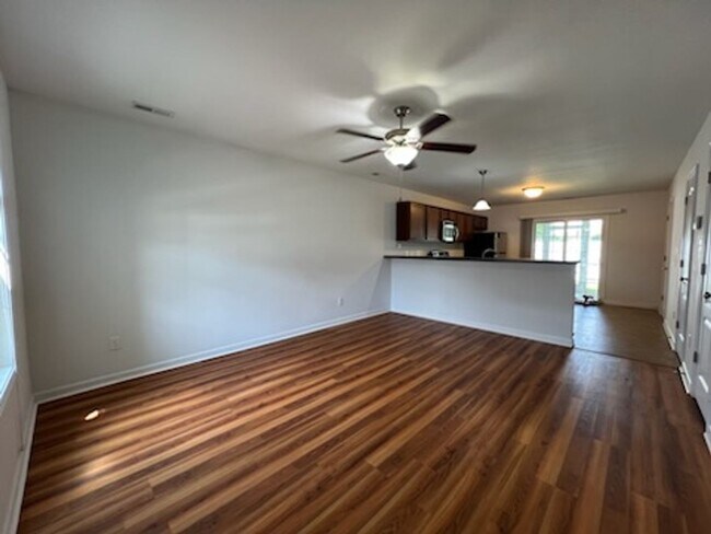 Building Photo - Townhome in desirable Carolina Plantations