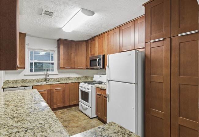 Building Photo - 1814 Chantilly Ln