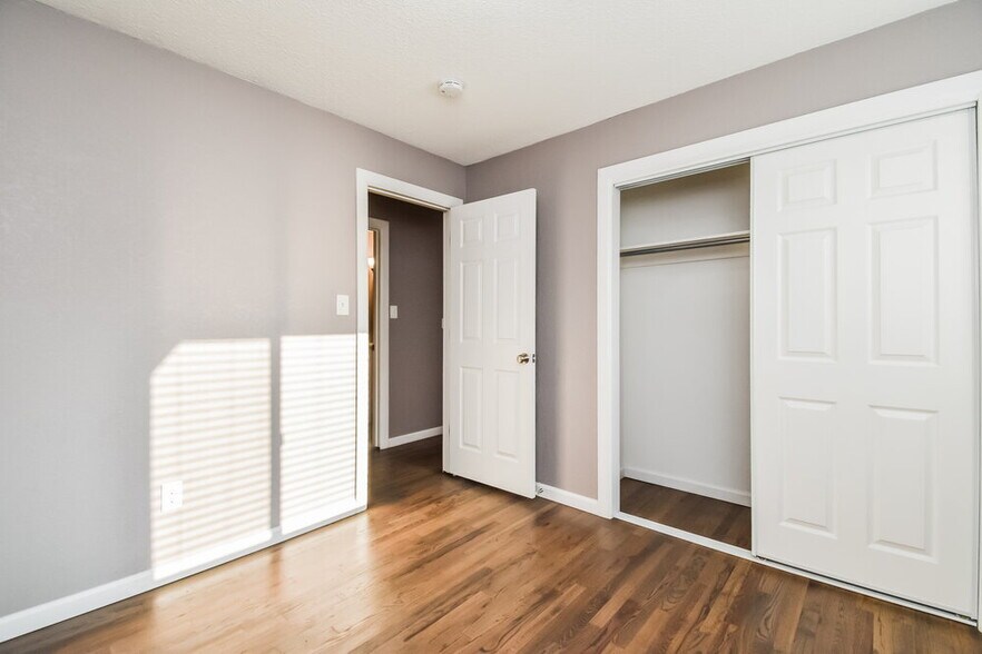 Building Photo - 3421 Greenwood Cir