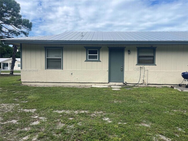 Building Photo - 819 King Orange Dr
