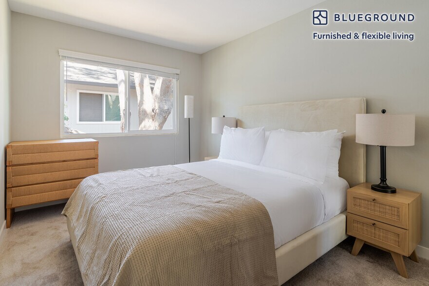 Building Photo - 910 Rockefeller Dr
