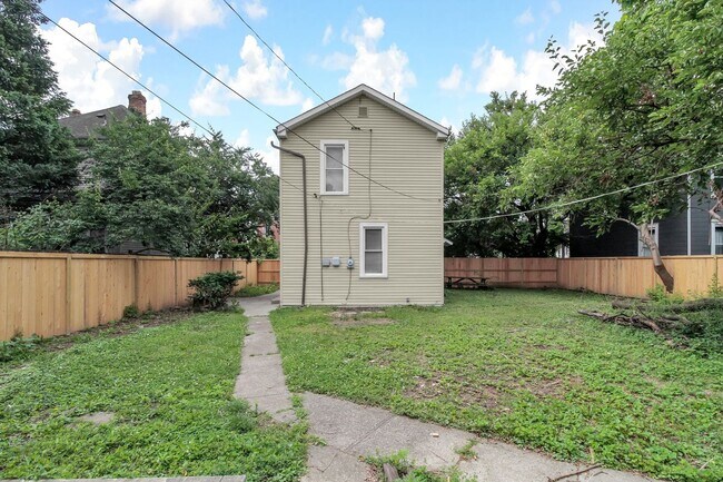 Building Photo - 570 Southwood Ave