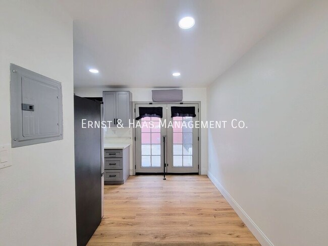 Building Photo - Beautifully Remodeled 2 Story Townhome wit...