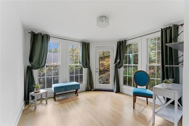 Building Photo - 302 Hascall Rd NW