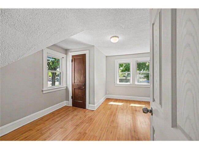 Building Photo - 1411 Knox Ave N