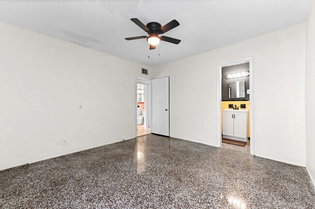 Building Photo - 713 NE 17th Terrace