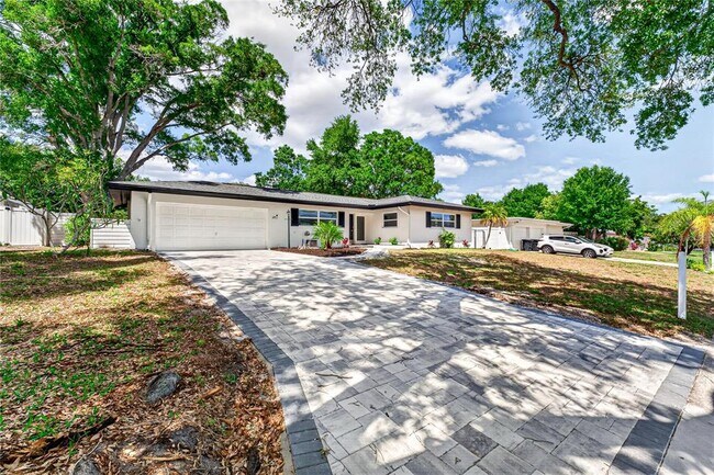 Building Photo - 2141 Indian Ave S