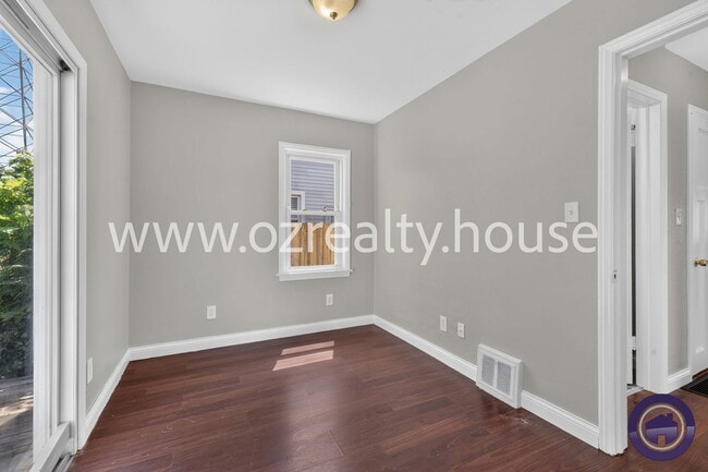 Building Photo - 3434 Bellevue Rd