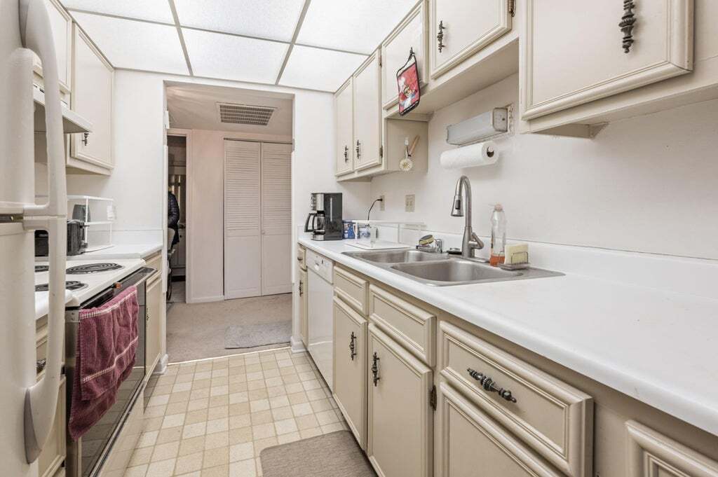 Building Photo - 937 W Heritage Ct