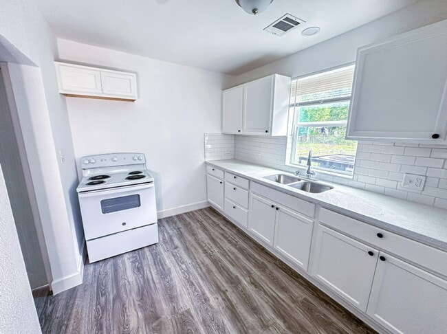 Building Photo - 2555 Pierce St