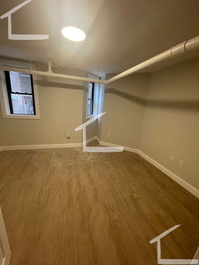 Building Photo - Beautiful, Renovated 1 Bed Right Off The C...