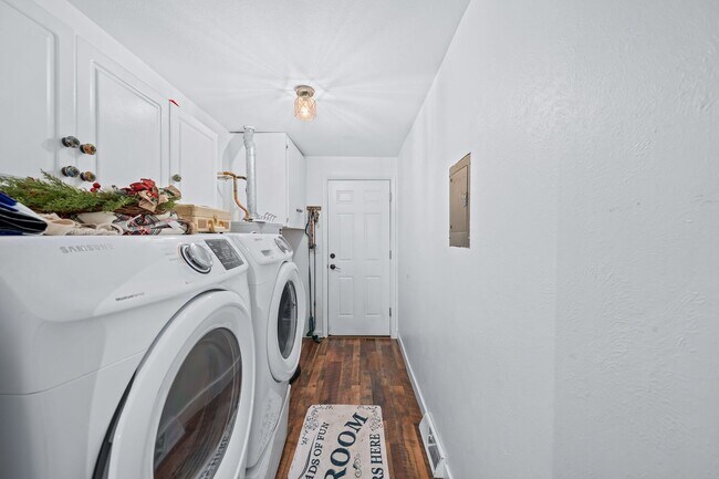 Building Photo - Recently Updated 2BA, 1.5BA Condo with Fen...