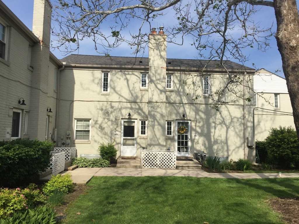 Back of unit to courtyard. - 1620 Graefield Rd