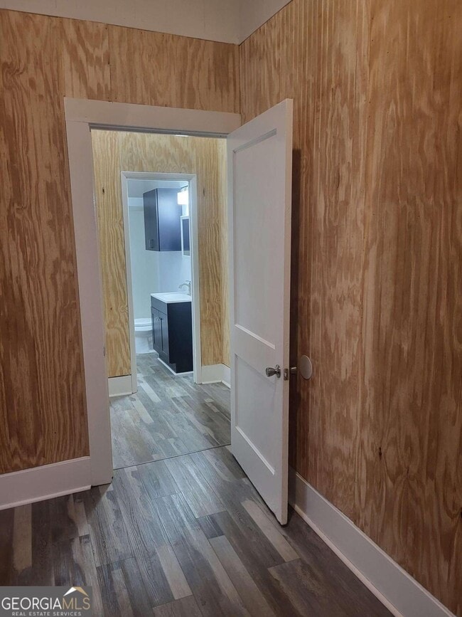 Building Photo - 15 N Zetterower Ave