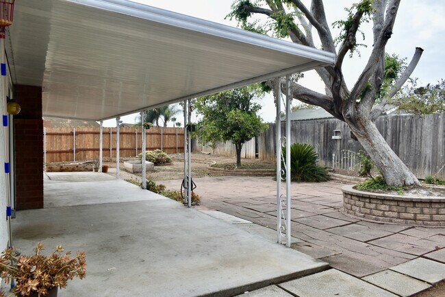 Building Photo - 2027 Fuerte Ln