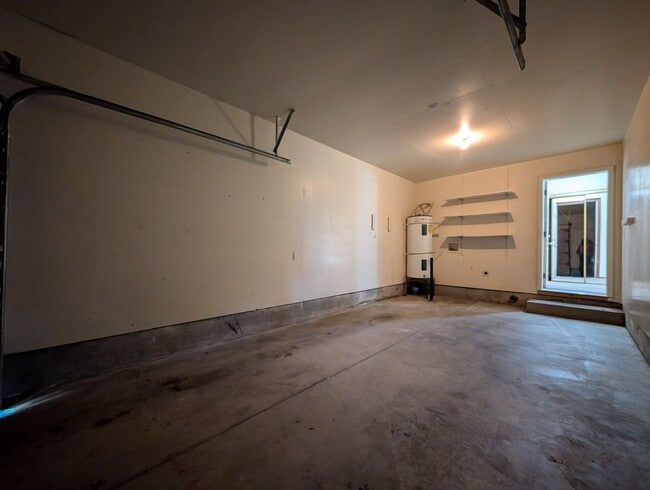 Building Photo - Spacious 2-Bedroom, 2-Bath Duplex In The River Rd Area!