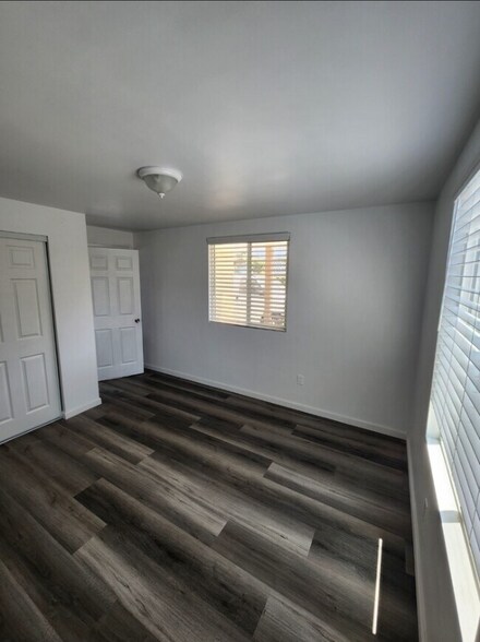 Building Photo - 1531 W 71st St