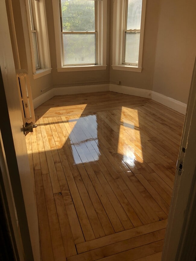 Building Photo - 65 Burbank St