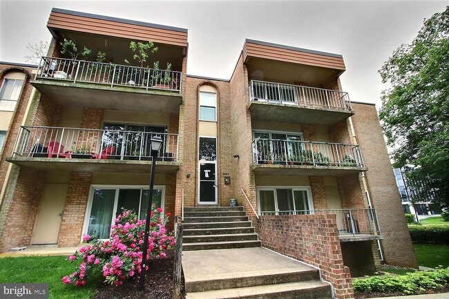 Building Photo - 11901 Parklawn Dr