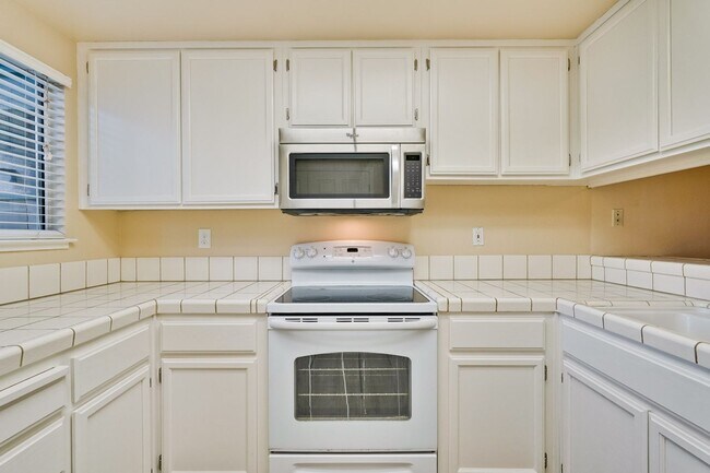 Building Photo - Cute One Bedroom Condo with Central AC and Heat.