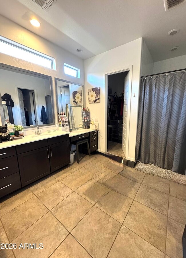 Building Photo - 9221 W Glenrosa Ave