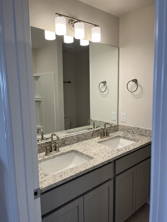 Building Photo - 301 Ellis Ln